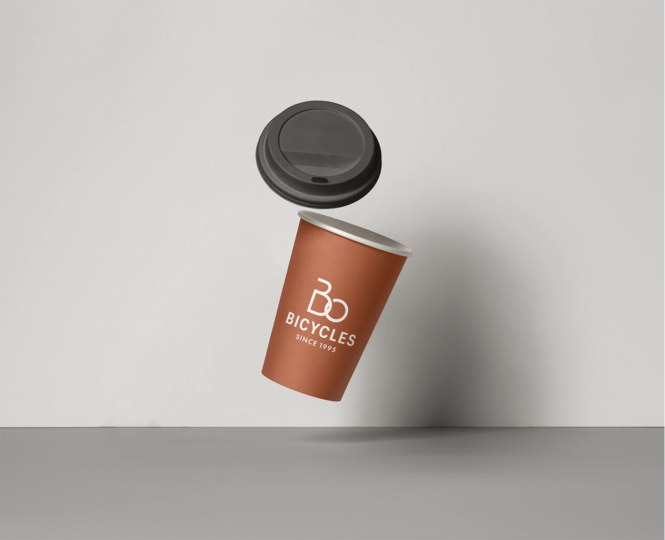Οπτική ταυτότητα Bicycles Café – ποτήρι με minimal λογότυπο, από το Square Design Studio