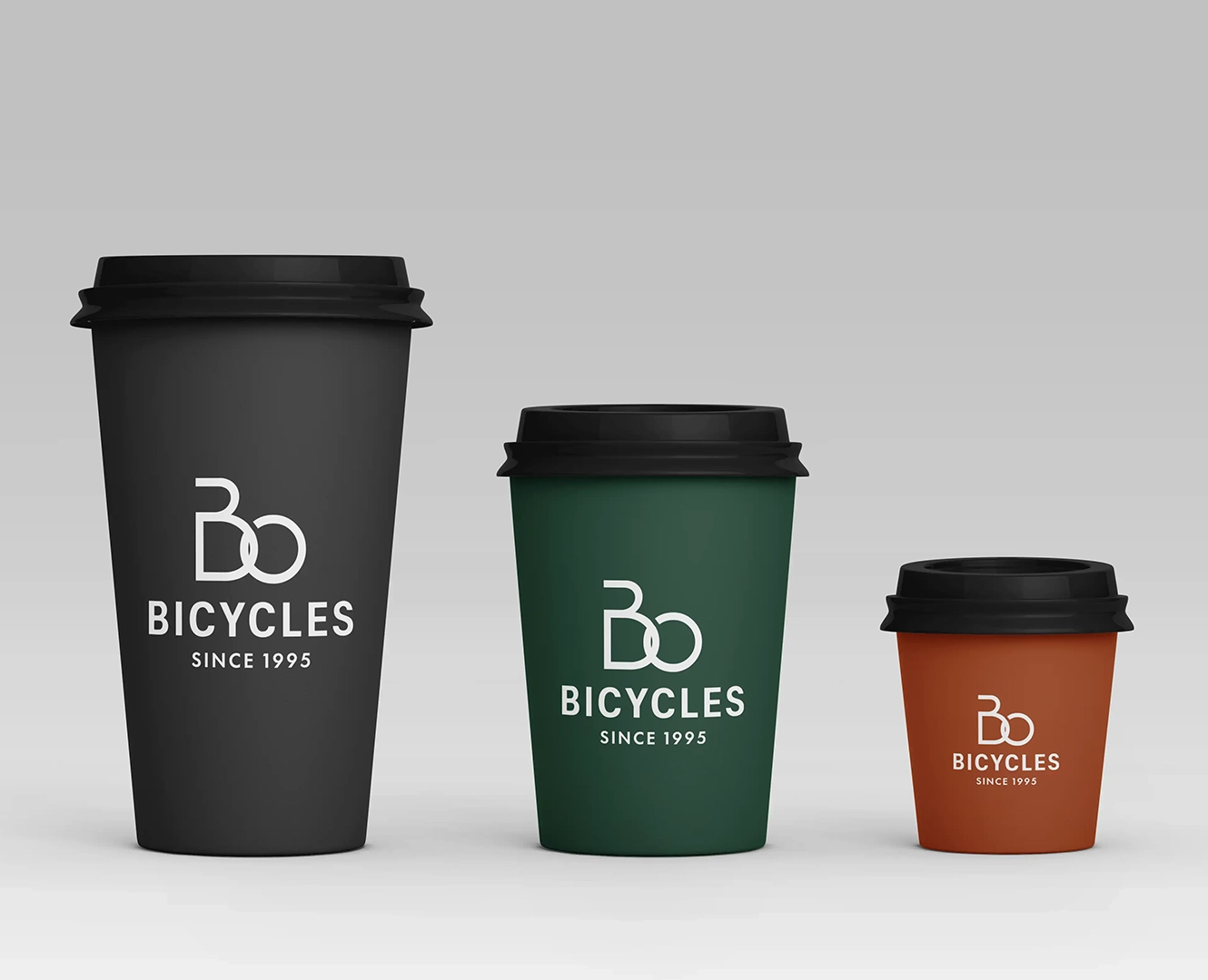 Οπτική ταυτότητα Bicycles Café – ποτήρι με minimal λογότυπο, από το Square Design Studio