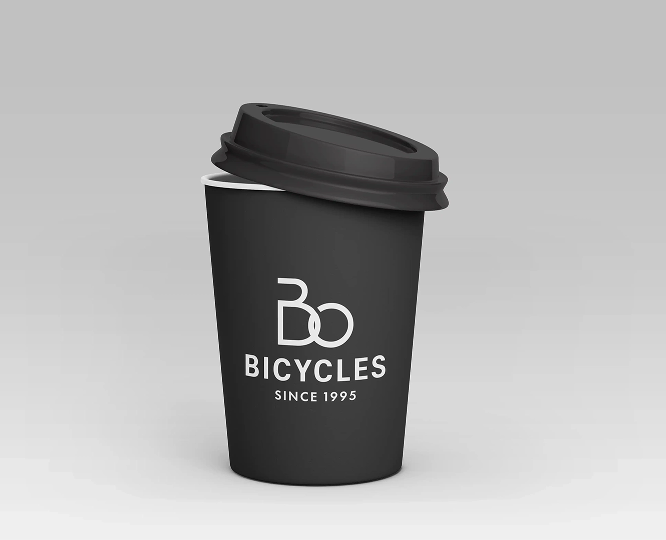 Οπτική ταυτότητα Bicycles Café – ποτήρι με minimal λογότυπο, από το Square Design Studio