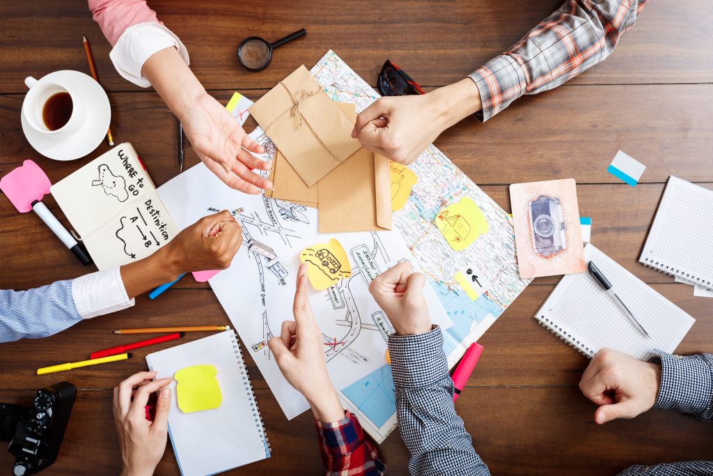 Ομάδα επαγγελματιών σε διαδικασία design thinking με post-it και διαγράμματα