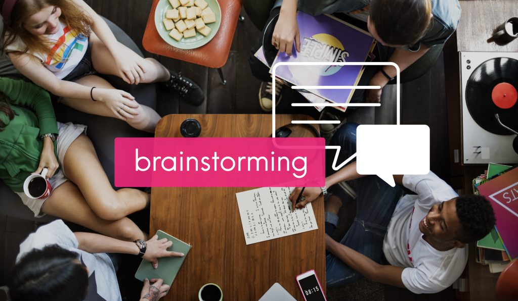 Ομάδα σε brainstorming δημιουργεί αφηγηματικό concept για brand storytelling